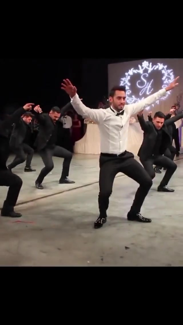 很有气势！恰尔汗奥卢跳土耳其传统民间舞蹈