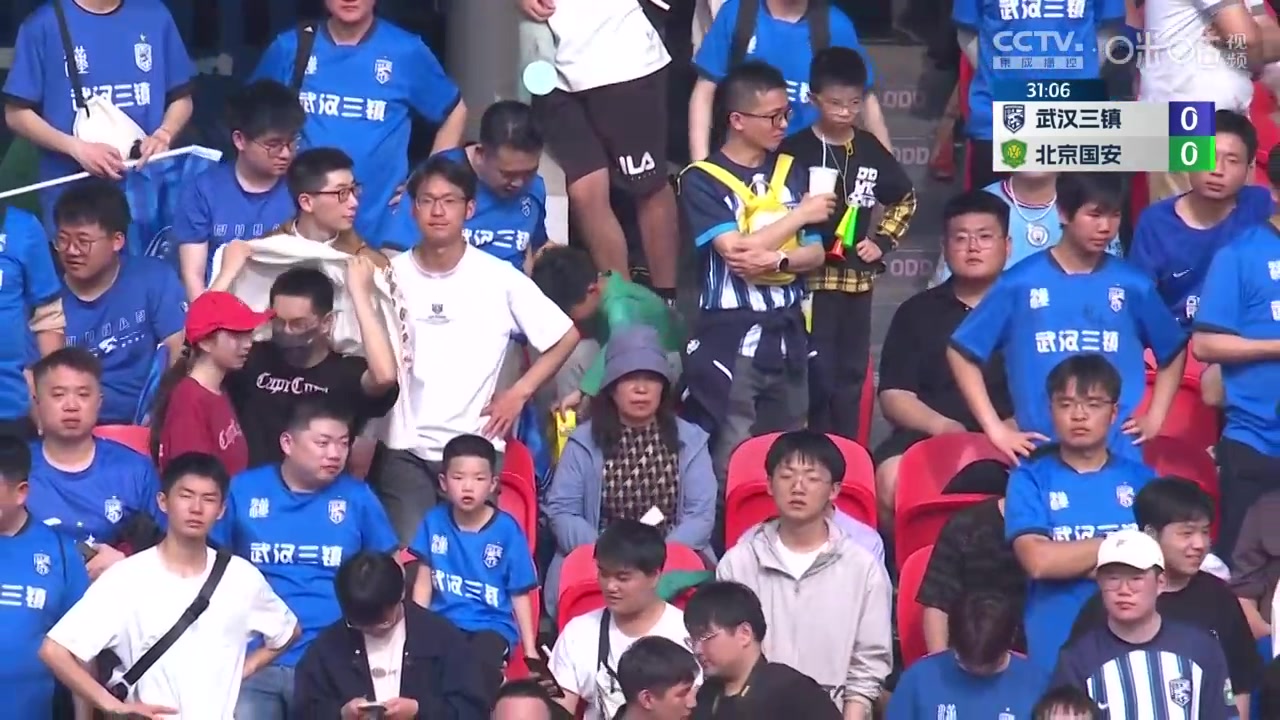 这。。。！武汉三镇球迷在看台玩起来乌龟玩偶