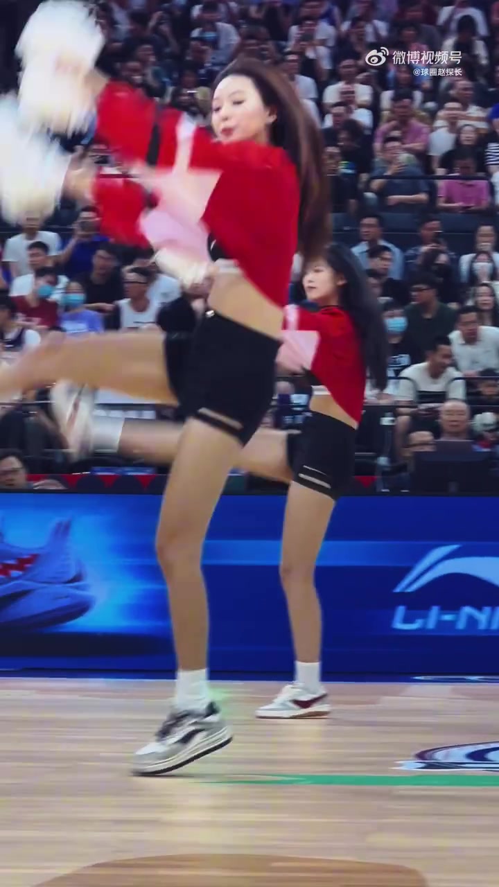 广州男篮的啦啦队宝贝！这大长腿谁看了不迷糊？