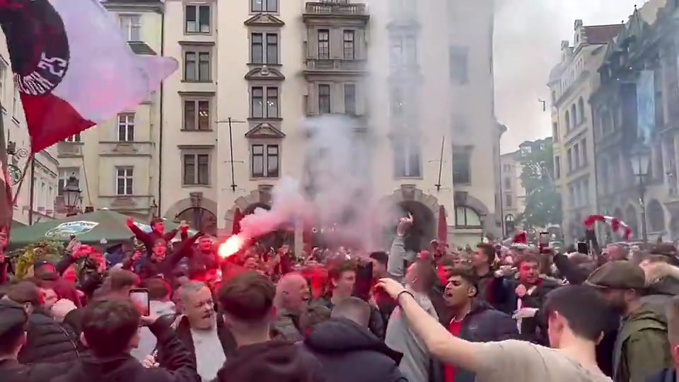 ????攻占拜仁！阿森纳球迷在慕尼黑街头聚集为抢手加油
