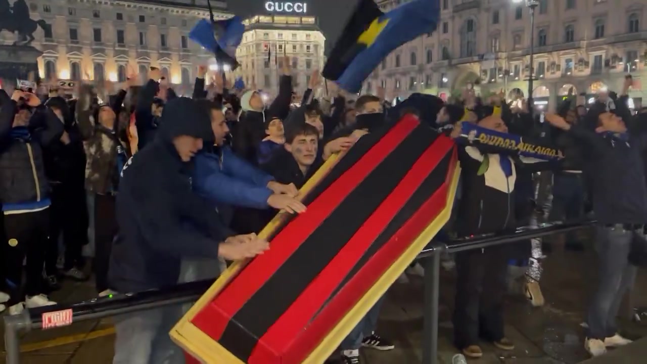 疯狂！国米球迷在米兰大教堂前放置了米兰颜色的棺材⚰️