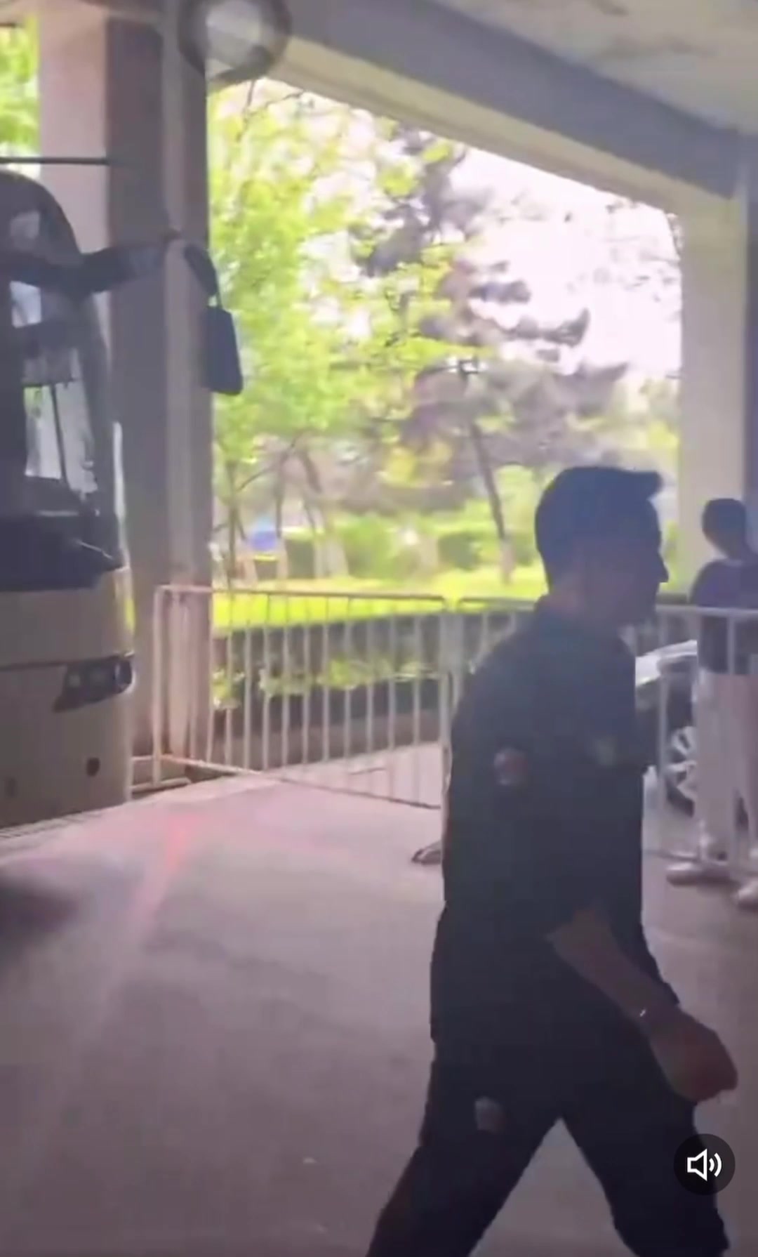 啊这！网传视频：一辽宁球迷拿了一张广东球员的照片扔地上踩????